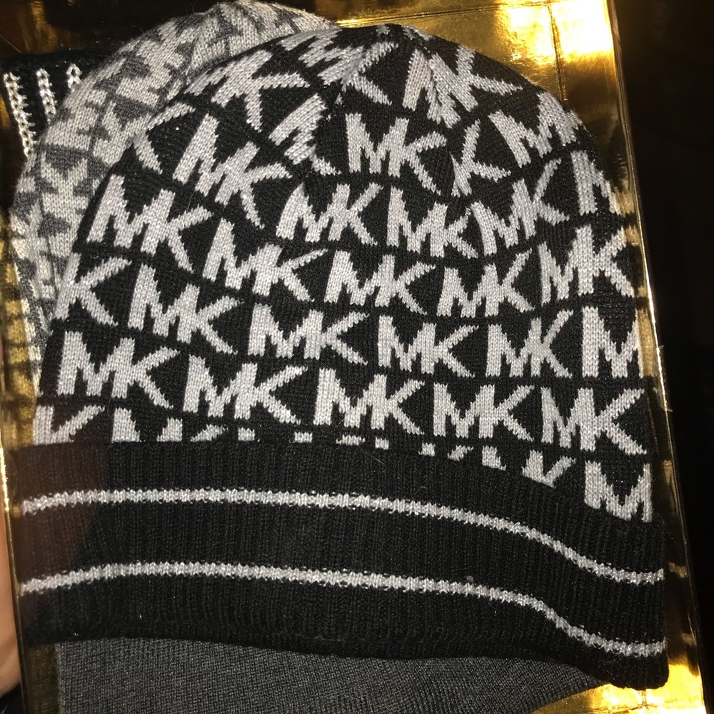Beanie and gloves - Picture 2 of 4